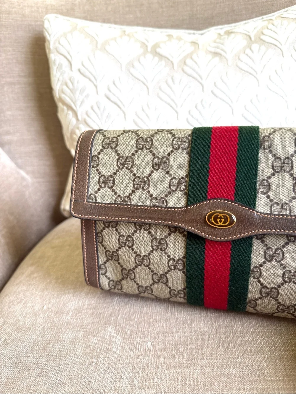 Authentic Gucci brown monogram supreme canvas clutch bag red green accents